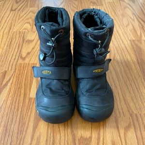 Keen kids snow boots size 4